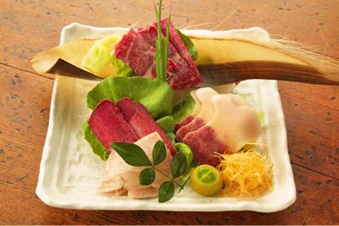 Asakusa Ichimon Honten's "くじらの刺身盛り合せ" (whale sashimi platter)